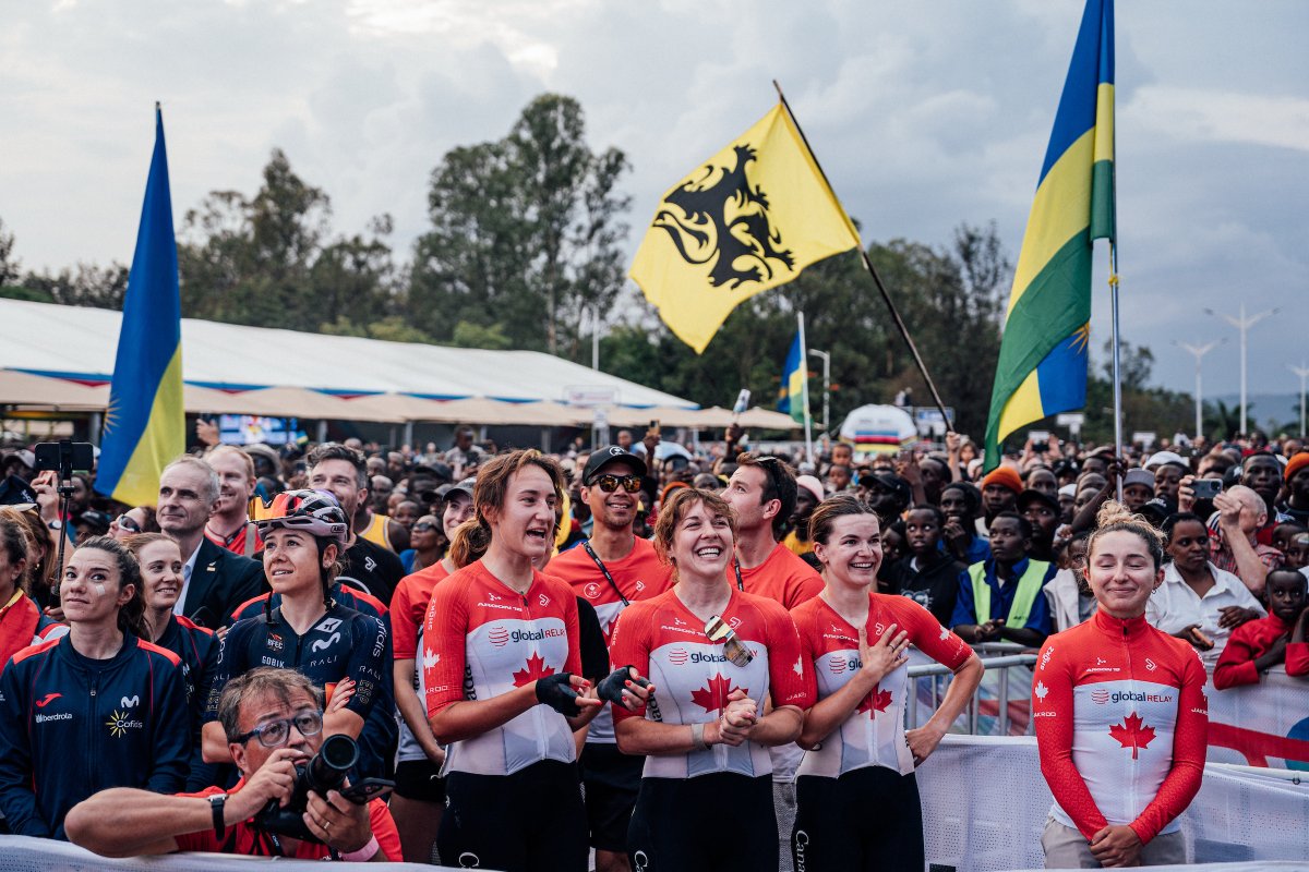 UCI_cycling's tweet image. Squad goals 🇨🇦

Magdeleine Vallieres supported by her teammates from start to finish at #Kigali2025 🥹

📸 SWpix