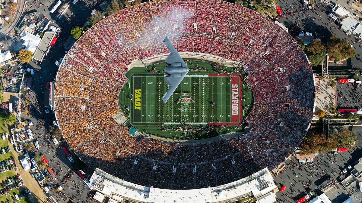 thesidelinelab's tweet photo. Vamos falar de College Football?

Esse texto é uma "introdução" de uma nova série que estou planejando para as próximas semanas.

Iremos abordar programas universitários históricos - independente do esporte.

Sábado Sagrado está no ar:
https://t.co/JsP4mBqu2j https://t.co/to6DNFeR2e