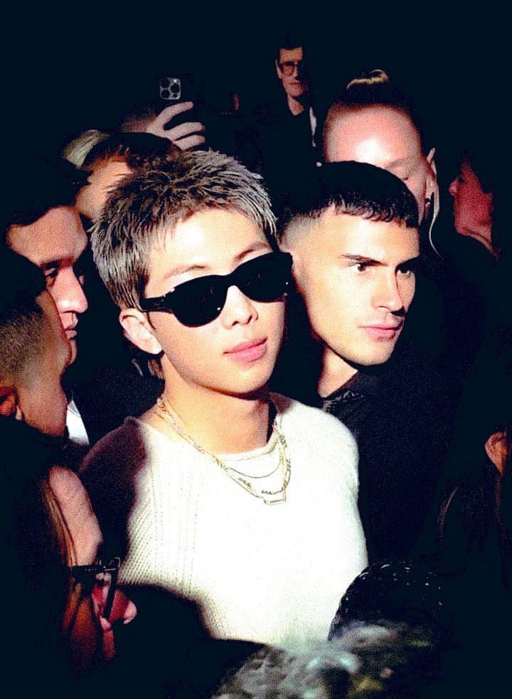 ar5i_JH's tweet photo. The light.
#kimnamjoon #rm #BottegaVeneta #MFWSS26 https://t.co/6Ha8TthUfS