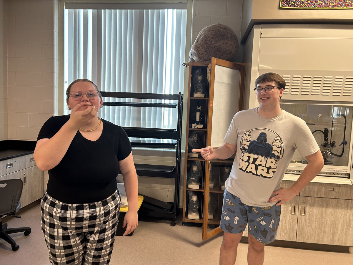 Improv_69's tweet photo. “I’ll give you a dollar for a wiener.”
“I always say a pickle stuffed hot dog is the best kind of hot dog.” https://t.co/l49XbIoxeG