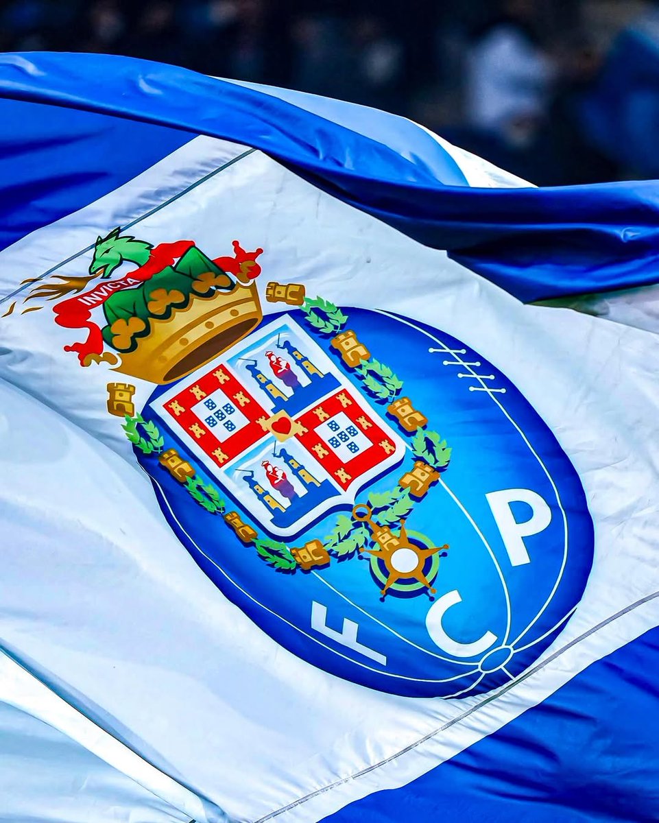 DragaoNews1893's tweet photo. A jogar com 10 e nem por um momento tiraram o pé do acelerador. Aconteça o que acontecer no Clássico... Este é o meu FUTEBOL CLUBE DO PORTO! 💙🤍
