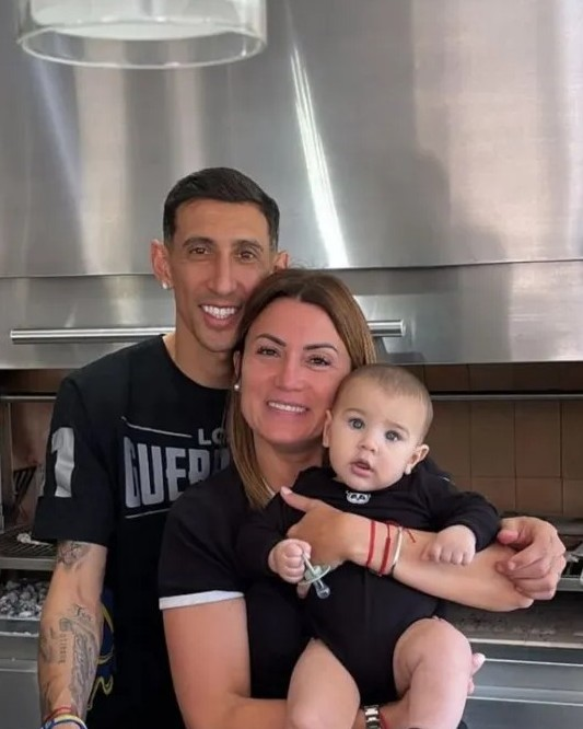 la12tuittera's tweet image. 🚙Leandro #Paredes aprovechó el día libre en #Boca y visitó a su amigo Ángel Di María en Rosario.