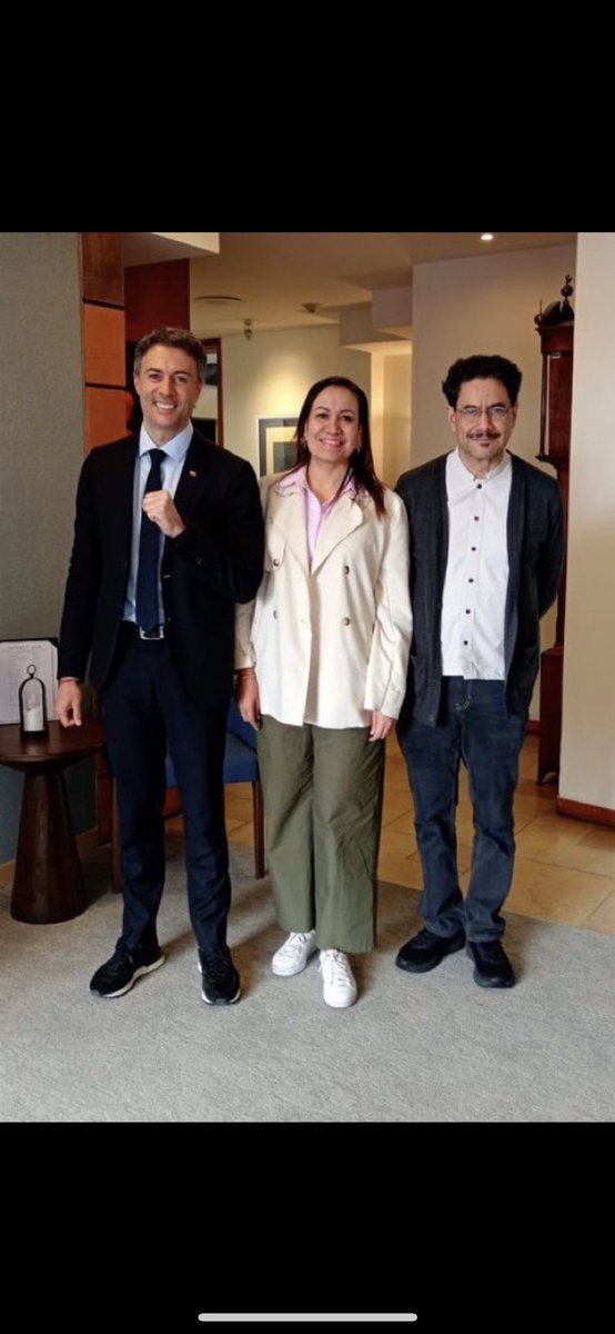 Yo opino lo siguiente:

Quintero: PRESIDENTE

Corcho:    VICEPRESIDENTA

Cepeda:  MINISTRO DEL INTERIOR

Y tú, ¿cómo crees que debería ser?, amigo progresista 

🟡🟡🔵🔴 Te leo en los comentarios