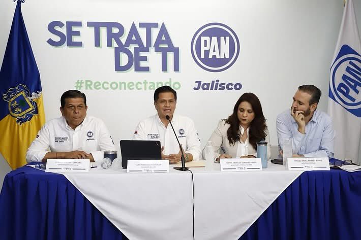 jpablocolin's tweet photo. La presidenta vino a Jalisco a informar lo que no ha hecho en su primer año de gobierno. En rueda de prensa, presentamos un #ContraInforme para señalar el abandono de Morena a las familias jaliscienses.
#MejorPAN #SeTrataDeTi https://t.co/JCJQZ4WUjV