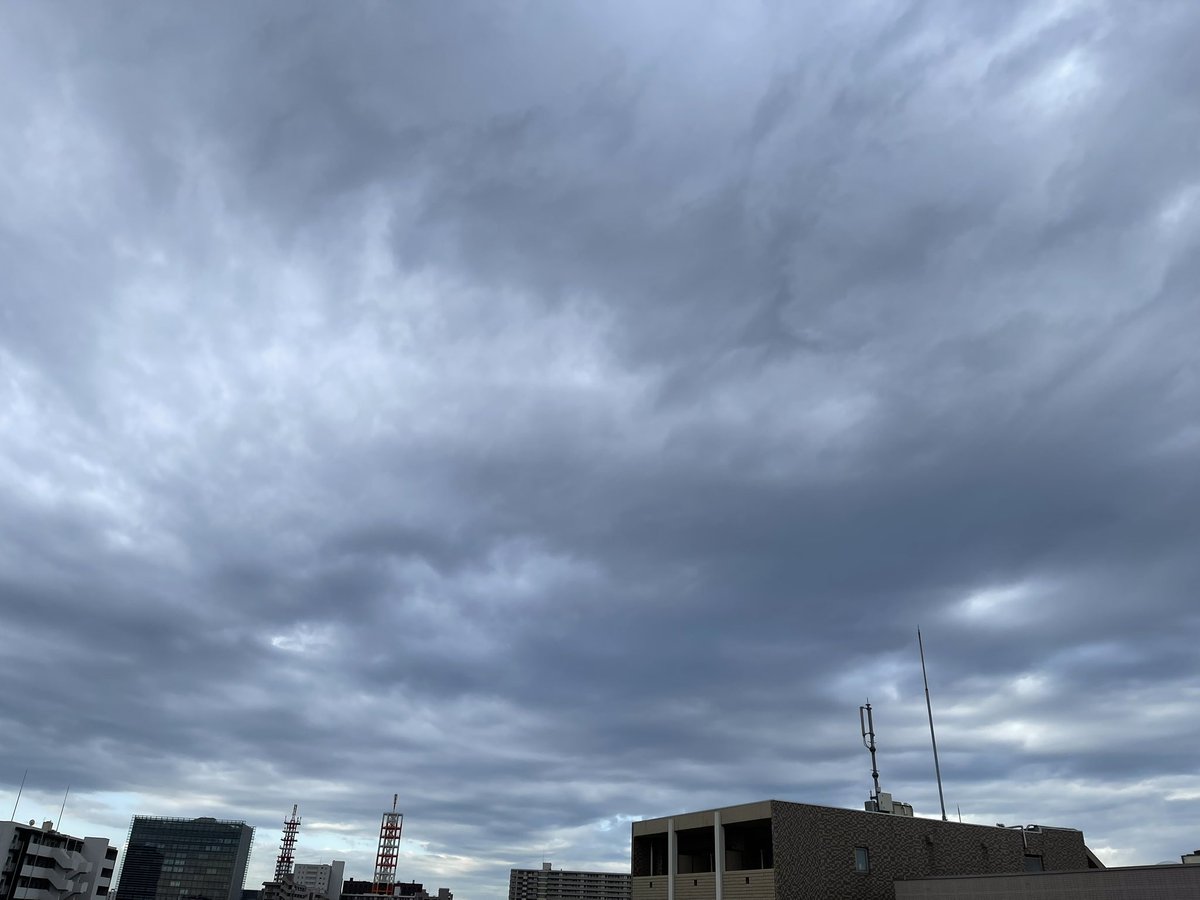 おはようございます☁️

今日は　9月30日 火曜日 です
　日の出　  5:35
　日の入り17:27

千葉市の今日の気温は
最高27℃ 最低21℃ で上弦🌓です

昨晩の雨は大丈夫でしたか☔️
急な雨にご注意ください🙏🏻
動きと汗ばむ感じです💦

寒暖差にご注意ください❗️

今日も
がんばりましょう💪🏻