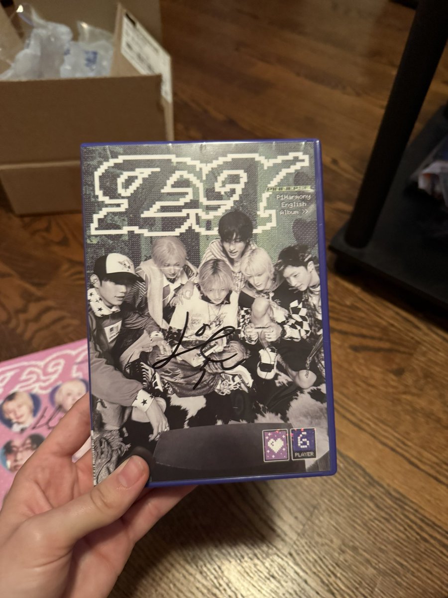 THE0EUN's tweet photo. MY SIGNED ALBUMS ARE HEREEEE 🥹🥹😩😩 https://t.co/xGNJxIii8m