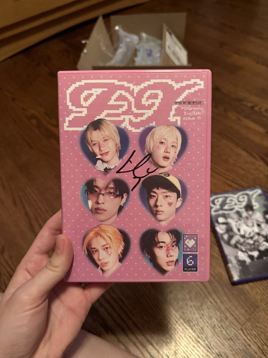 THE0EUN's tweet photo. MY SIGNED ALBUMS ARE HEREEEE 🥹🥹😩😩 https://t.co/xGNJxIii8m