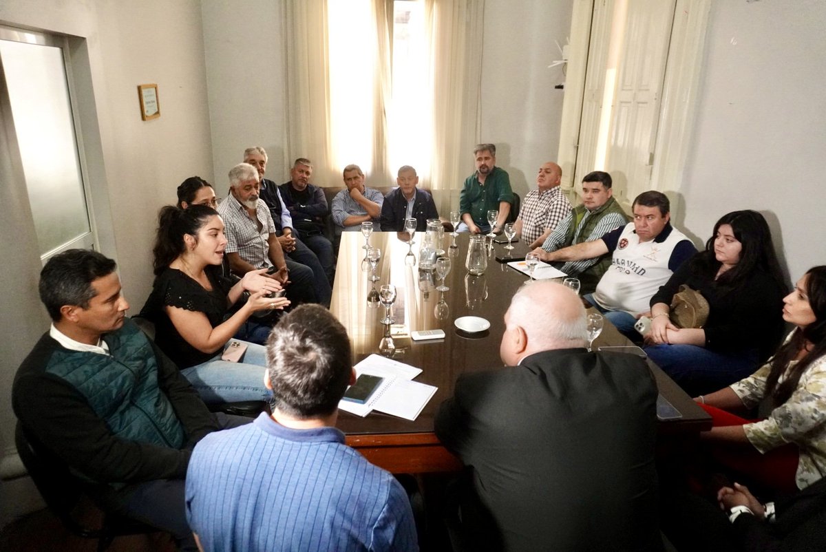 Reunión entre el Ministro Masso y proveedores de comedores escolares para mejorar la calidad alimentaria

Lee la nota completa en 👉: acortar.link/qgZTpn