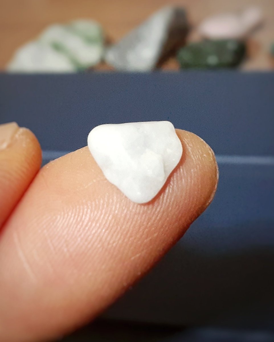 えっヒスイってこんな高いの？あららーなヒスイたん！やだー！ 土橋譲二 糸魚川本翡翠・赤玉石『鯛の鯛根付』 | 東京書芸館公式