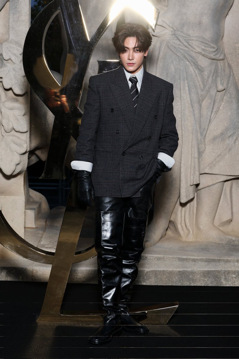 หล่อเนี๊ยบเฉือนใจ ! "จุง อาเชน" ฟาดลุค Saint Laurent FW25 เข้าร่วมชมโชว์ Women’s Summer 2026

JOONG X YSL PFW26

#จุงอาเชน  #JoongArchen
#JOONGXSAINTLAURENT 
#YSL #YvesSaintLaurent 
#SaintLaurent

"จุง อาเชน" ปรากฏตัวสุดเนี้ยบใน โททัลลุคจาก Saint Laurent Women’s Fall/Winter 2025