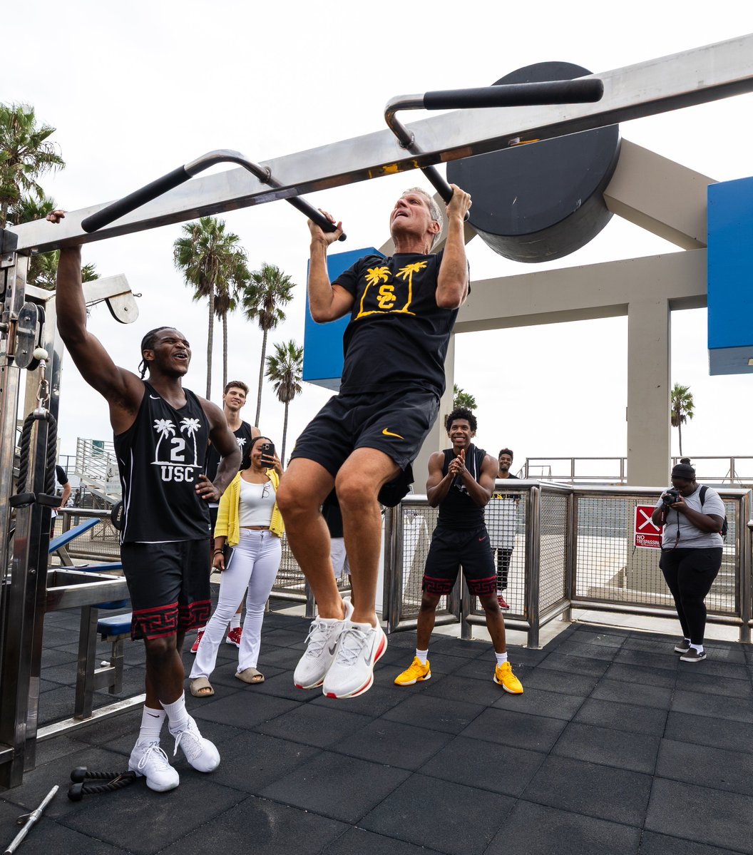 USC_Hoops's tweet image. .@EricPMusselman getting after it at Muscle Beach 🏋️‍♂️

50 reposts and we&apos;ll drop the video 👀