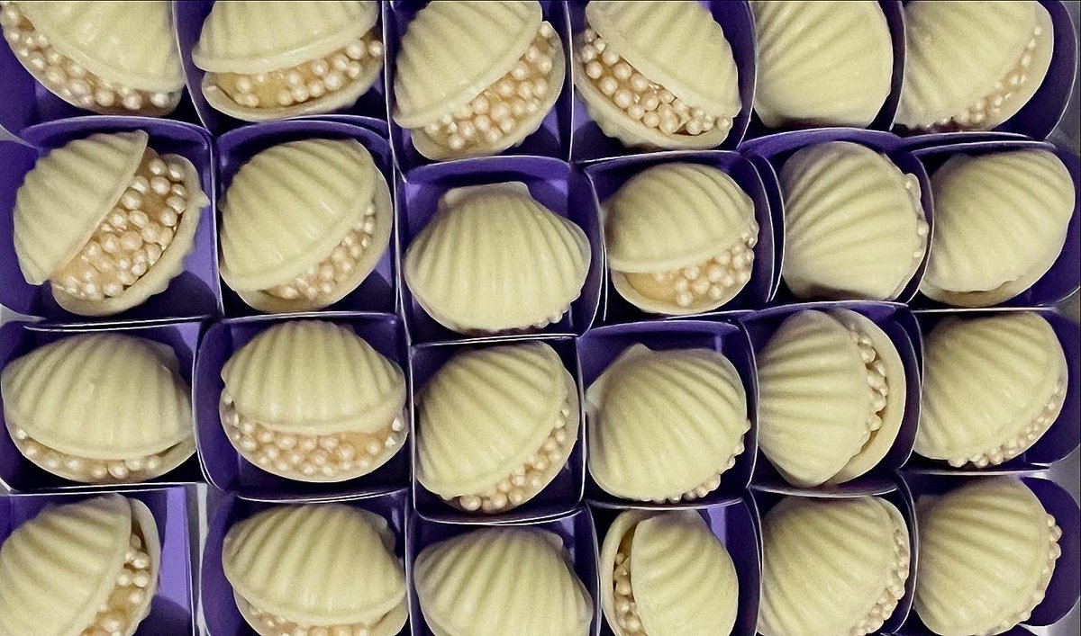 blendcacau's tweet image. Conchinhas de chocolate branco, com brigadeiros e pérolas 🤍
Uma delícia, com delicadeza e encanto da Blend 🤩 
Encomendas (65) 99258 8824 📲

#docinhos #brigadeiro #perolas #aniversario #alegria #instagood #picofthenight #boasemana #encomendas #cuiaba #obrigadojesus