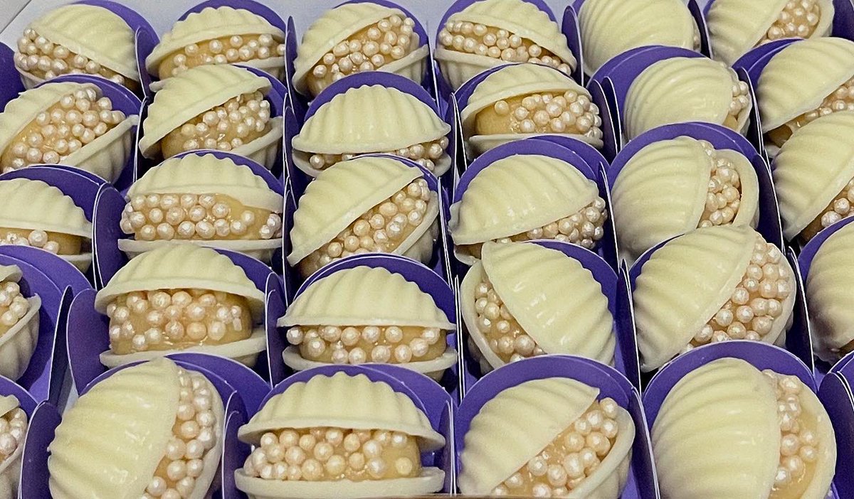 blendcacau's tweet image. Conchinhas de chocolate branco, com brigadeiros e pérolas 🤍
Uma delícia, com delicadeza e encanto da Blend 🤩 
Encomendas (65) 99258 8824 📲

#docinhos #brigadeiro #perolas #aniversario #alegria #instagood #picofthenight #boasemana #encomendas #cuiaba #obrigadojesus