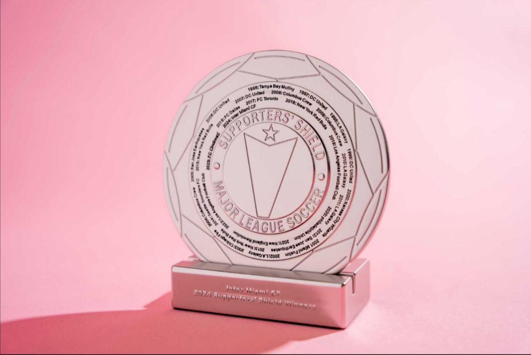 DiceElDani's tweet photo. 2025 STM gift for Inter Miami is FIRE: a replica of the 2024 Supporters’ Shield 

For a club roasted for mid fan gifts, this one’s a W—clean, meaningful, display-ready. Check the pic below!

#InterMiami #IMCF #MLS #SupportersShield #SeasonTicketMember #LasGarzas #Herons #DiceElDani