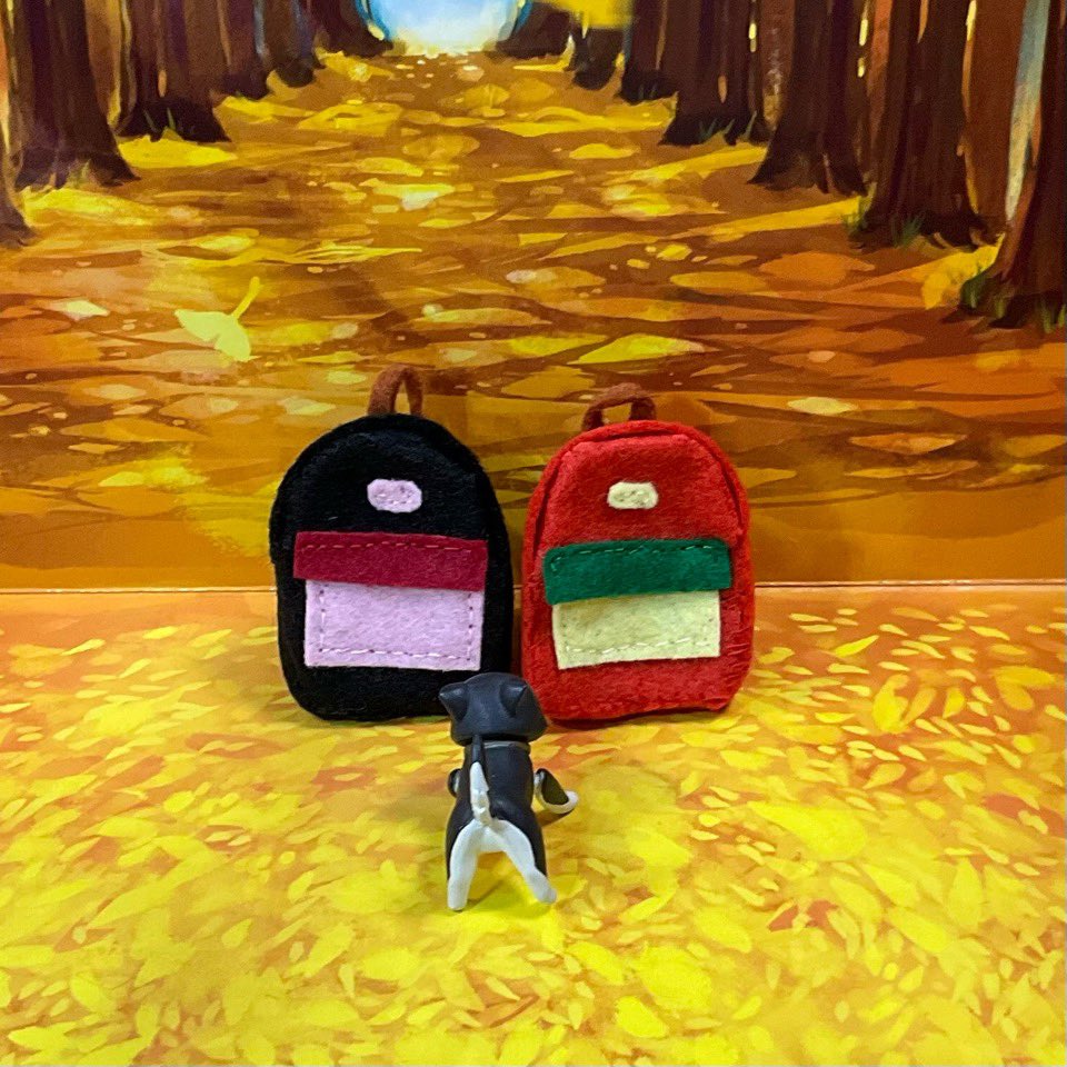 2002mai3's tweet photo. ロイアイで、ねんどろいどどーる。その92
フェルトでお揃いのディバックを作りました！中に物はいるし、ポケットも使えるよ！ダイヤ💎のネックレスもいい感じにできた☺️ https://t.co/I8kor3FUOc