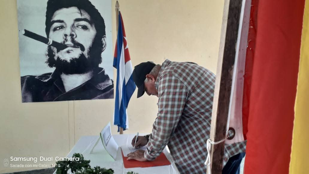 Integrantes del polo Hnos Barcón #PinardelRio patentizan su solidaridad con el pueblo de Chávez ante amenazas del imperio Representantes de acopio y beneficio del tabaco se suman a la firma q patentiza la sentencia martiana "deme #Venezuela en qué servirle y tendrá en mí un hijo"