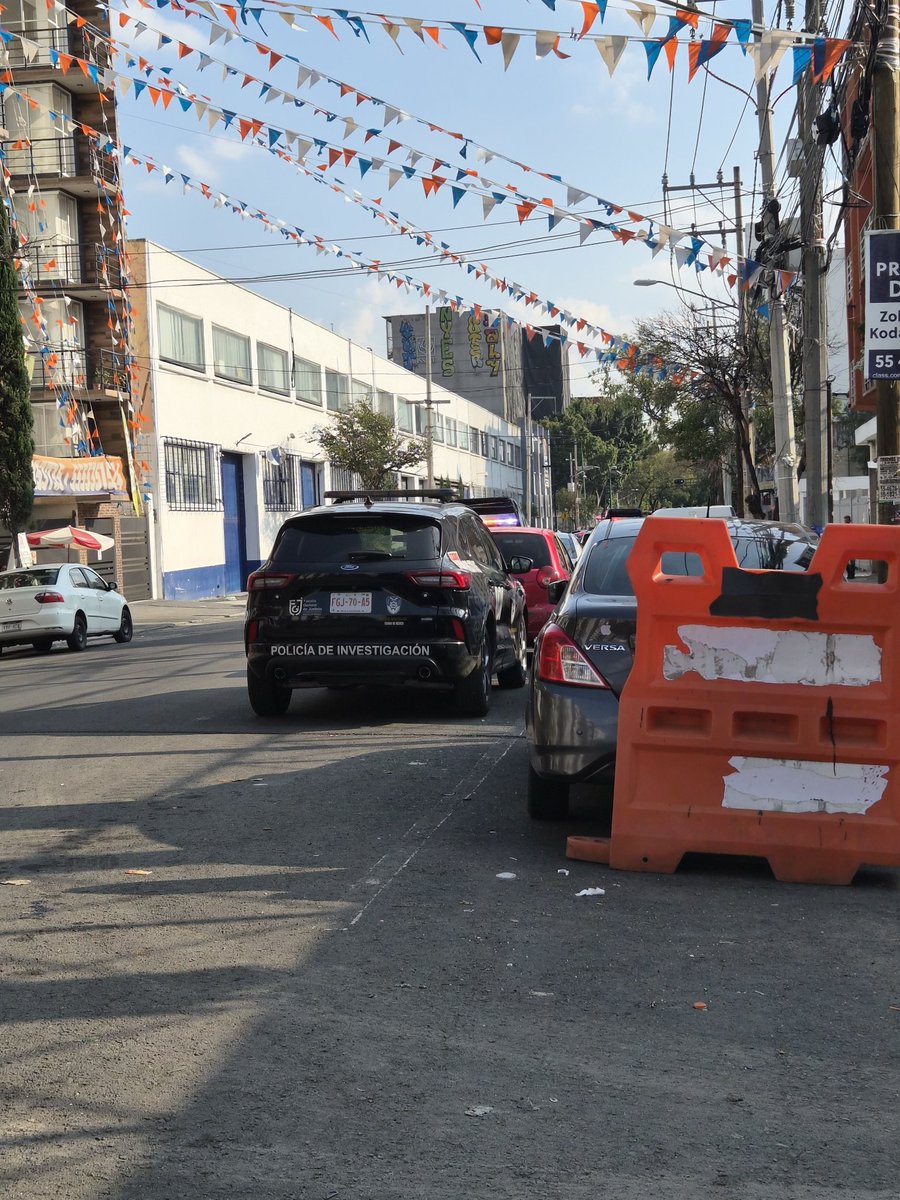 tonatzinC's tweet photo. Poniendo el ejemplo de lo que NO se debe hacer, en 2da y 3ra fila MUY BIEN!
Todos trabajadores del Agencia del Ministerio Público Cuauhtémoc 1 (CUH-1), son un verdadero infierno desde que llegaron, calle Lerdo @GobCDMX @AlcCuauhtemocMx @AlessandraRdlv estamos hartos! https://t.co/okyydoHNPi