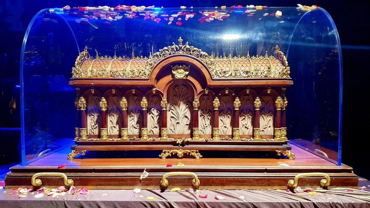 BreeSolstad's tweet photo. I don’t think people understand how many vocations to religious life, conversions, genuine confessions, and miracles are about to hit the U.S., thanks to the tour of St. Thérèse’s relics from Oct. 1 - Dec. 8.

Get ready! The Little Flower is going to deliver. https://t.co/mByXA86cBu