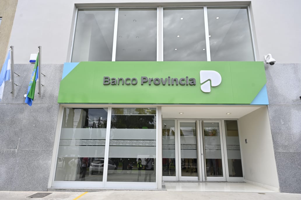 JCuattromo's tweet image. Que alegría volver a inaugurar una nueva sucursal de @bancoprovincia con el gobernador @Kicillofok, esta vez en el Parque Industrial de #Pilar.

Desde diciembre de 2019 realizamos 59 grandes obras en sucursales, entre remodelaciones integrales y nuevos edificios. 🏦