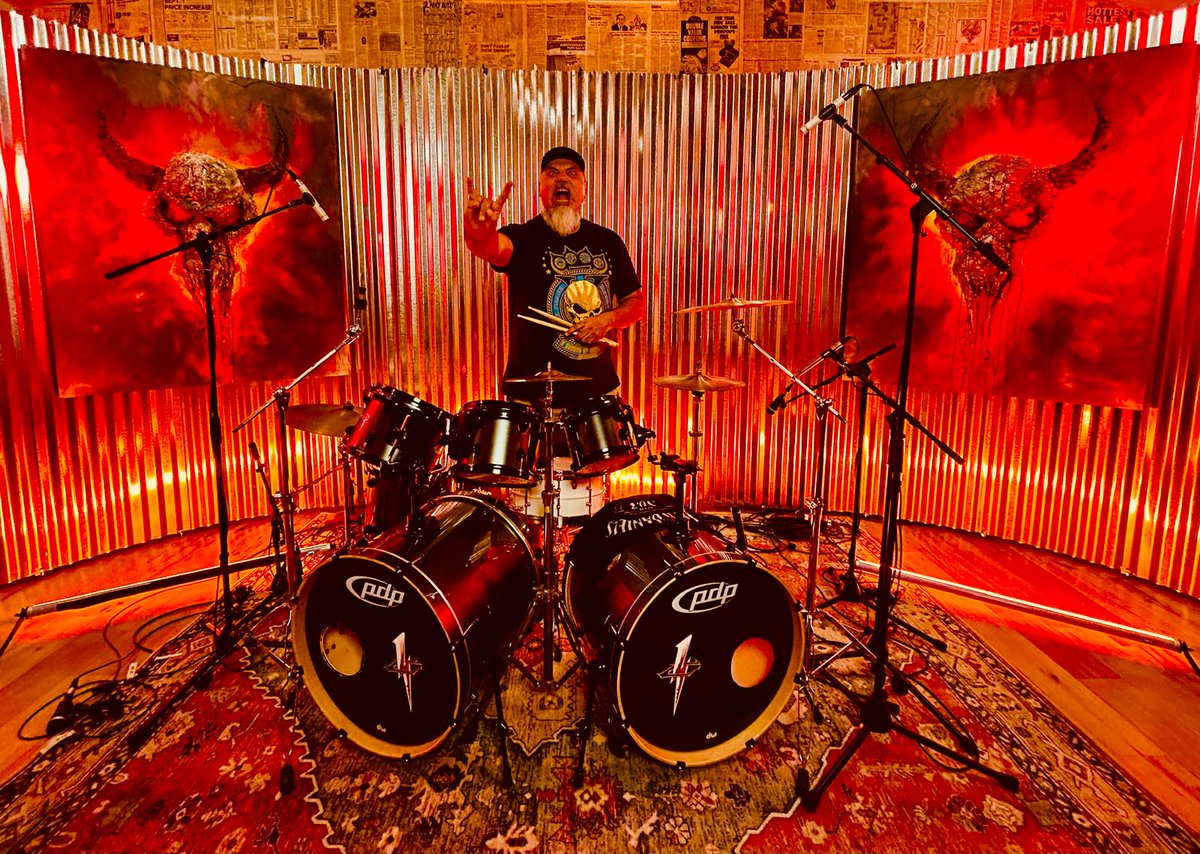PatoStrunz86's tweet photo. Lunes y nuevamente...grabando estoy...Acércate, acompañame, que se alimenta mi corazón ahi donde nadie ve...pero sigo aún conduciendo mi propio destino...
#HXPS
#VolverAlOrigenTour2025 https://t.co/GW0Zai0l3g