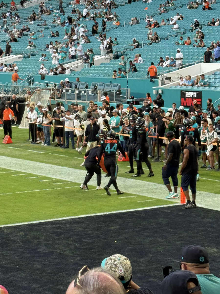 TimSpeaksOnLife's tweet photo. All the dolphins’ edge rushers are wearing sleeves today, and even Judons are black. Have to think this was on purpose https://t.co/UqL97pyqSw