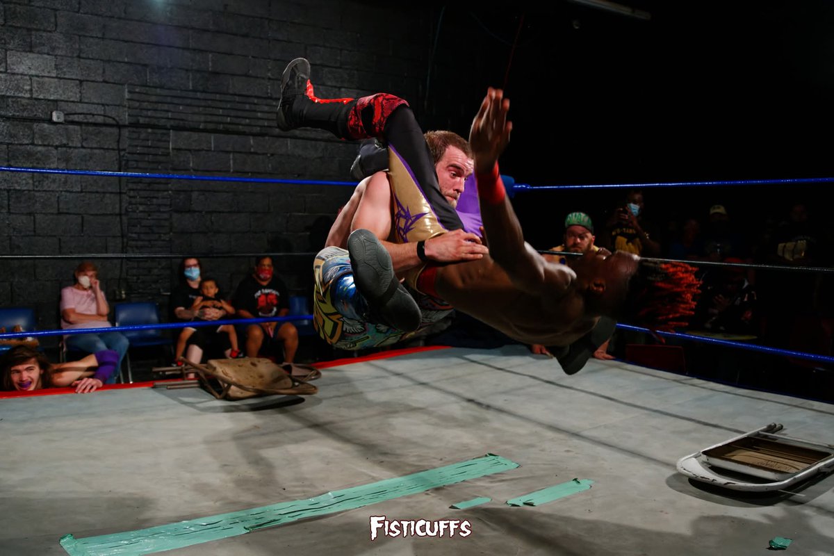 ImRobKilljoy's tweet photo. Rad pic of me ducking up @WWEJeVonEvans from the #DucksFlyTogether show a few years back! 📷 #FisticuffsPhotography #Workhorsemen #KingOfTheLoops #LoopDaddy #DontForgetToLoveWrestling #DoTheDrivesAndDives #KeepGoingAndGrowing #OverByOsmosis #CardioParty #WeTheVetsNow https://t.co/x5Np9gsIgf