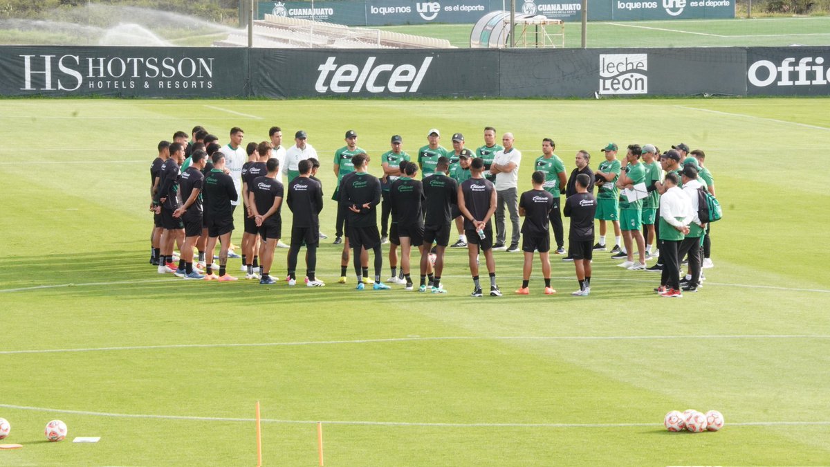 Reunión en la mitad de la cancha. Nacho Ambriz junto con Jesús Martínez y Rodrigo Fernández charla con el grupo previo a la práctica del día.

<a href="/redes_TUDN/">Redes TUDN</a> <a href="/TUDNMEX/">TUDN MEX</a> <a href="/TudnRadio/">TUDNRadio</a> <a href="/TUDNUSA/">TUDN USA</a> <a href="/TVS_del_Bajio/">Televisa del Bajío 12</a>