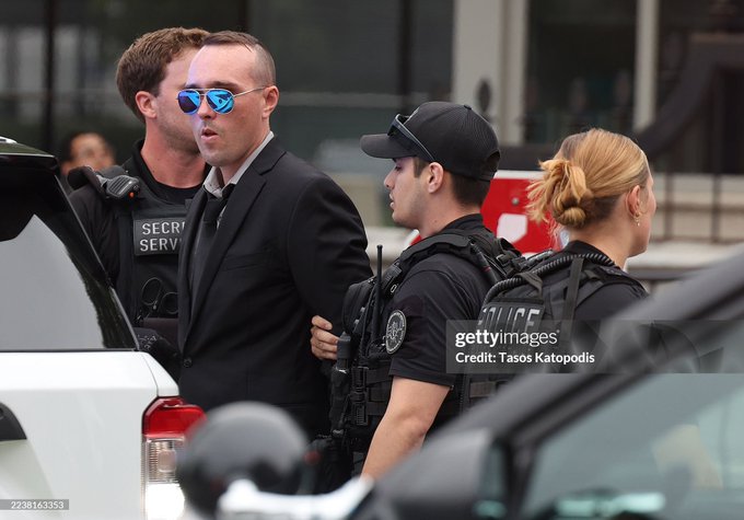 BREAKING: Man arrested by Secret Service after reportedly scaling White House fence