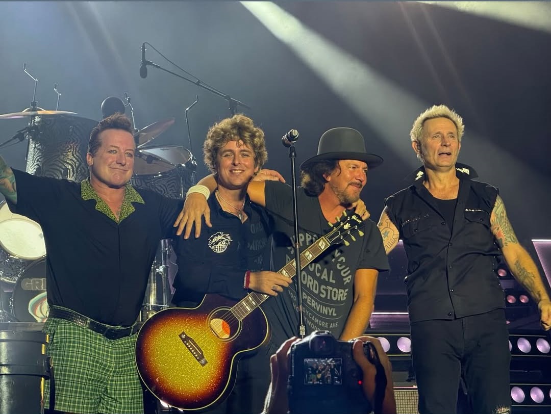 demetriosns's tweet image. #GreenDay #EddieVedder #OhanaFest instagram.com/stories/chelle…