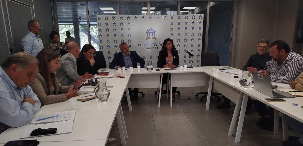 Nos interesa y ocupa la situación sobre hidrocarburos en toda la provincia y especialmente en Malargüe, por ésta razón hoy la comisión de Energía, hidrocarburos y Minería que presido se reunió con representantes del Sindicato de Petróleo, Gas y Biocombustibles Privado de Cuyo.