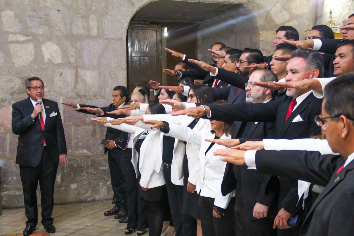 Tome protesta como integrante del C. Directivo 2025 – 2027 del Colegio de Abogados de Michoacán.

Este consejo está conformado por destacados abogados michoacanos, con quienes compartiremos este espacio, para seguir contribuyendo al fortalecimiento de la justicia y el derecho.