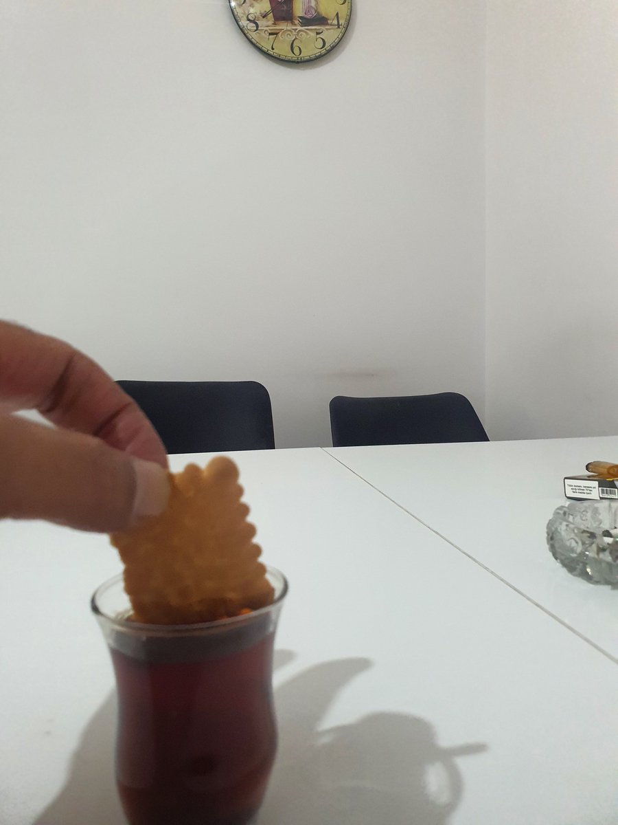 Bu devirde hala çaya püskevit,büskivi, bisküvi  püsküt banan kaldı mı demeyin.Ben varım.