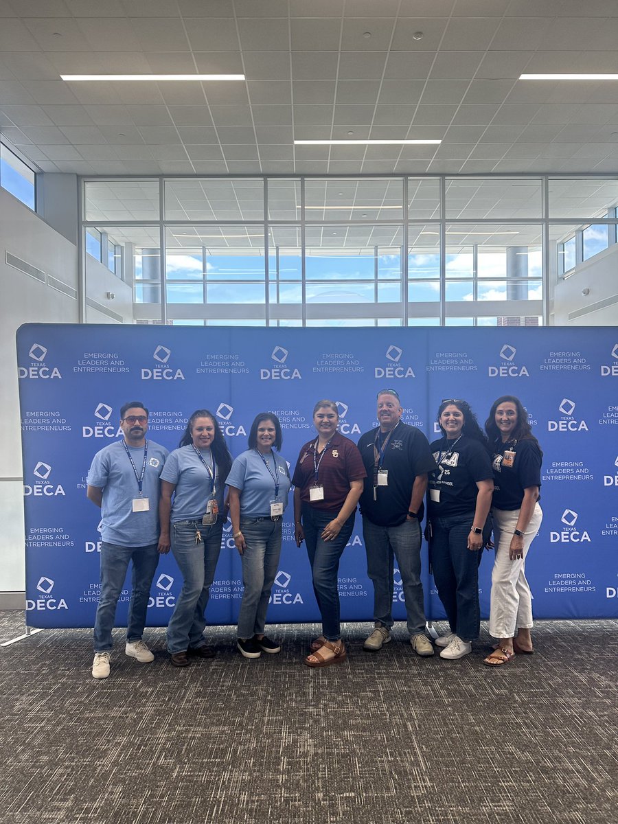 jadirabernal's tweet photo. SCHS DECA represented well at the District 4 Fall Leadership Conference! Our officers received leadership training, did community service, and Rhea was named Member of the Month! 🤩🔷🐾

Shout out to the awesome group of Humble ISD DECA advisors that I get to collaborate with! https://t.co/Ubb2xcYDXD