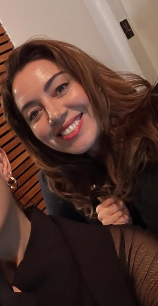 She's so hot 😩 (I can't get over her arm in the 1st pic, help!