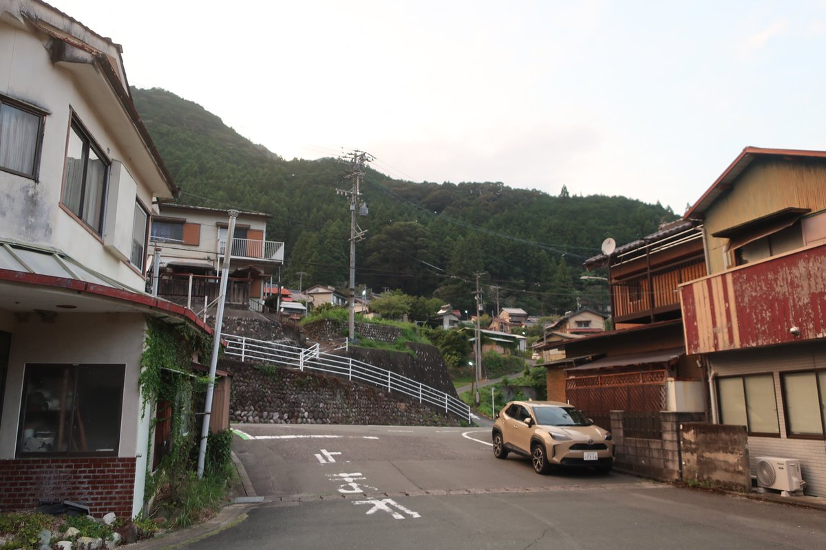 librarywalkerjp's tweet photo. 連載第238回目（先週火曜2025.9.23.掲載）でご紹介したのは、静岡県の浜松市立佐久間図書館です。こちらは飯田線佐久間駅と合体した「駅図書館プレミアム」。小さい館ながら井上靖コーナーとか展示も充実なので秘境駅めぐりのついでにいかがでしょう。 #図書館 #旅行 #駅 #鉄道 #浜松市 #静岡県 https://t.co/kHnj05kQnn