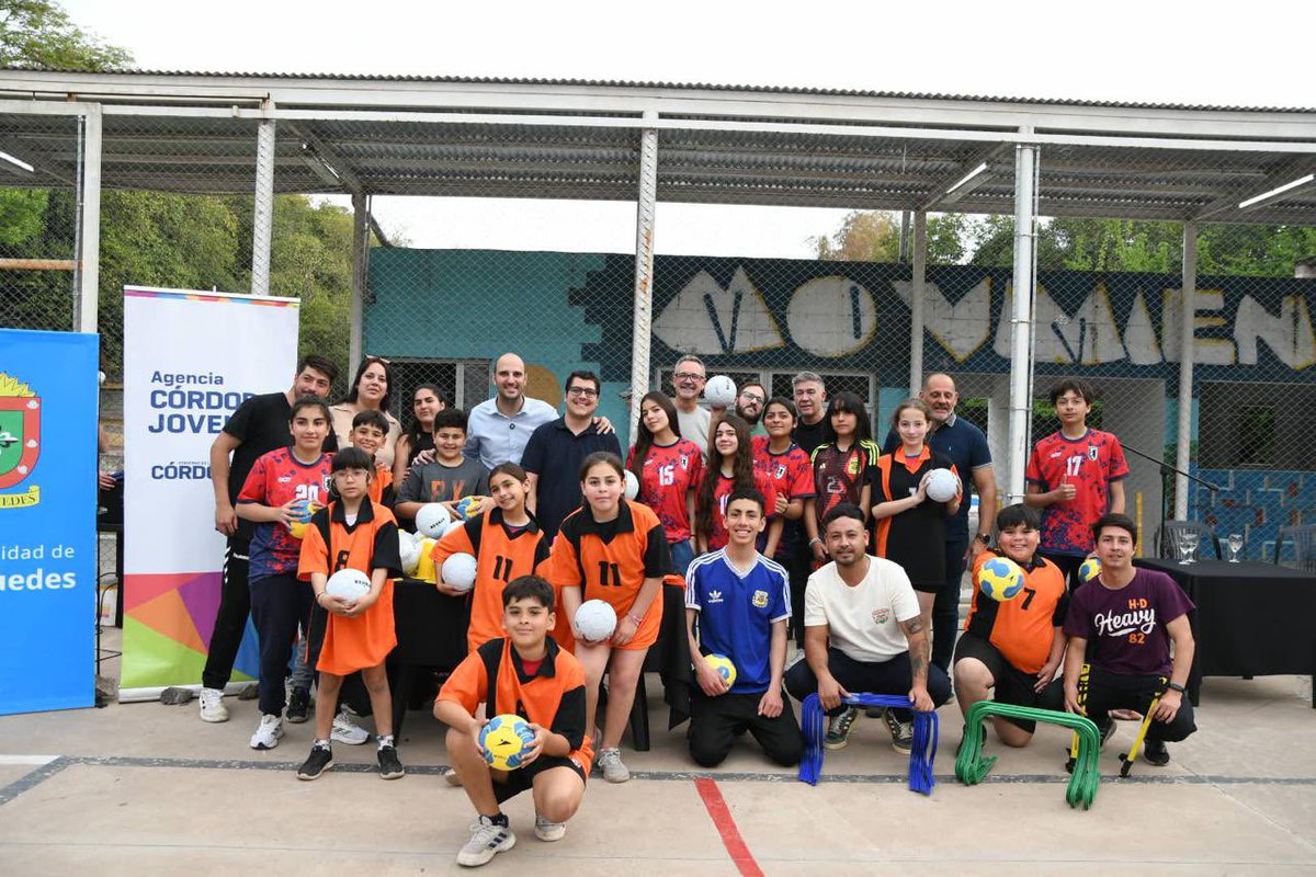 JoseIScotto's tweet photo. En #Salsipuedes llegamos junto a @JuanAmus para acompañar al equipo de handball local y entregarles, mediante el #ProgramaMANOS, elementos deportivos que les permitirán seguir creciendo.
Me llena de satisfacción ver cómo el deporte fortalece la comunidad, fomenta el trabajo en equipo y da oportunidades a quienes se esfuerzan día a día.