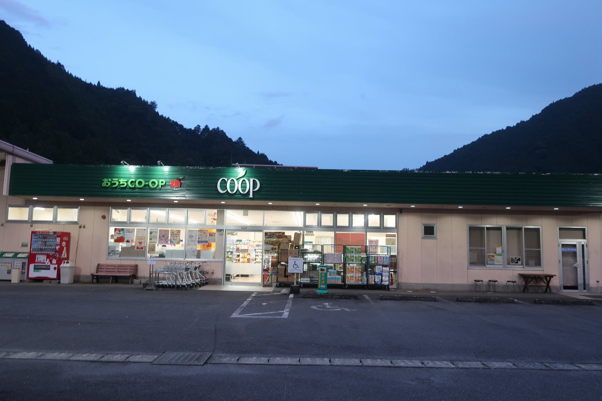 librarywalkerjp's tweet photo. 連載第238回目（先週火曜2025.9.23.掲載）でご紹介したのは、静岡県の浜松市立佐久間図書館です。こちらは飯田線佐久間駅と合体した「駅図書館プレミアム」。小さい館ながら井上靖コーナーとか展示も充実なので秘境駅めぐりのついでにいかがでしょう。 #図書館 #旅行 #駅 #鉄道 #浜松市 #静岡県 https://t.co/kHnj05kQnn