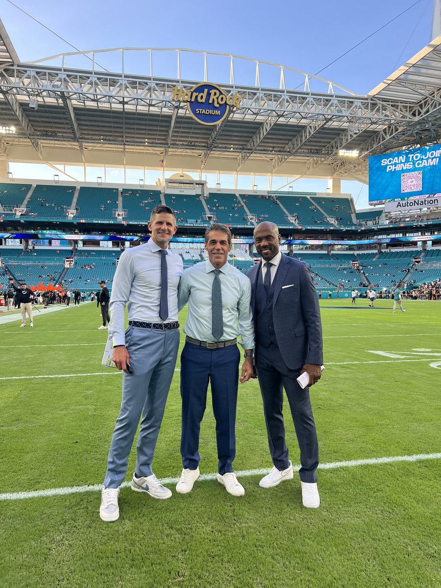 bhofheimer_espn's tweet image. Our #MNF trio of @danorlovsky7 @cbfowler and @LRiddickESPN is ready for some football in Miami. #JetUp #PhinsUp kicks off 7p ET on ESPN. 

📸 via @blackfor3