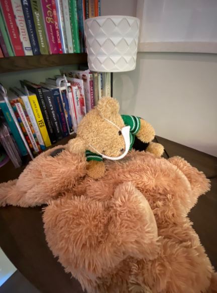 BathSJA's tweet image. ❤️Today is Restart a Heart Day❤️

Barney Bear shows us how to do CPR.

After checking, Barney finds out his friend is unresponsive &amp;amp; not breathing normally.
Barney rings 999, places one paw on top of the other &amp;amp; starts chest compressions.

For more info:
sja.org.uk/first-aid-advi…