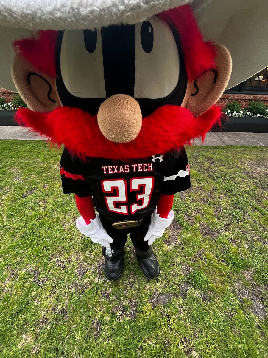 🚨 BREAKING NEWS 🚨 
HEB reports record Tortilla sales across Houston area stores. Apparently, a single customer matching the description below is going store to store with bags of cash in hand buying all inventory.💰 💵