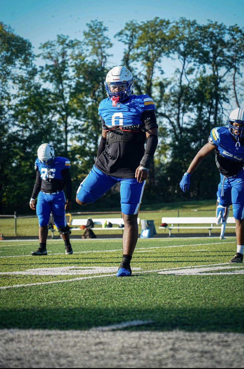 Week 1/6 
Mid season highlights 
6’2
240
DT
EDGE

hudl.com/v/2Spxwi