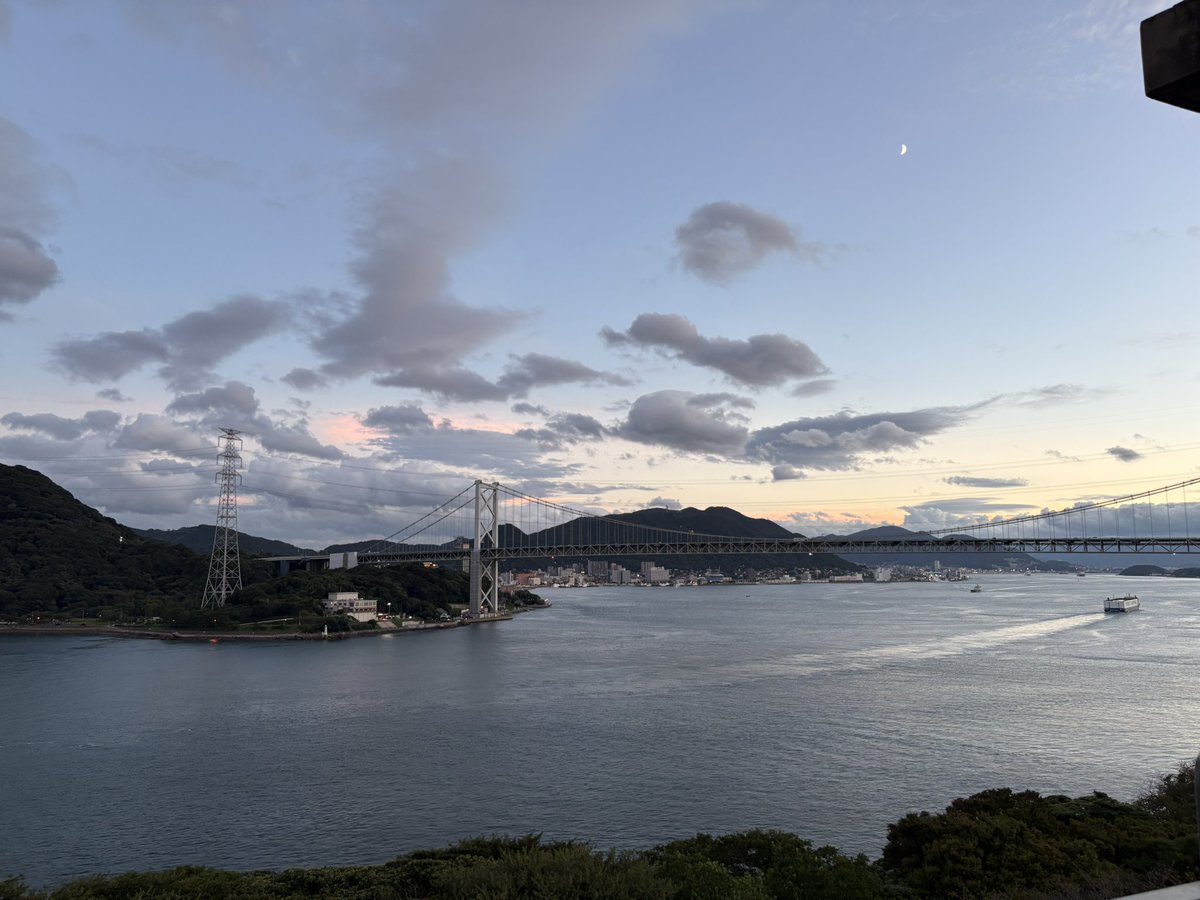 関門海峡と月。
ずっと行きたかった九州へ行ってきました。
一泊目は下関。ふだんは見られない海や島の眺めに感激です！