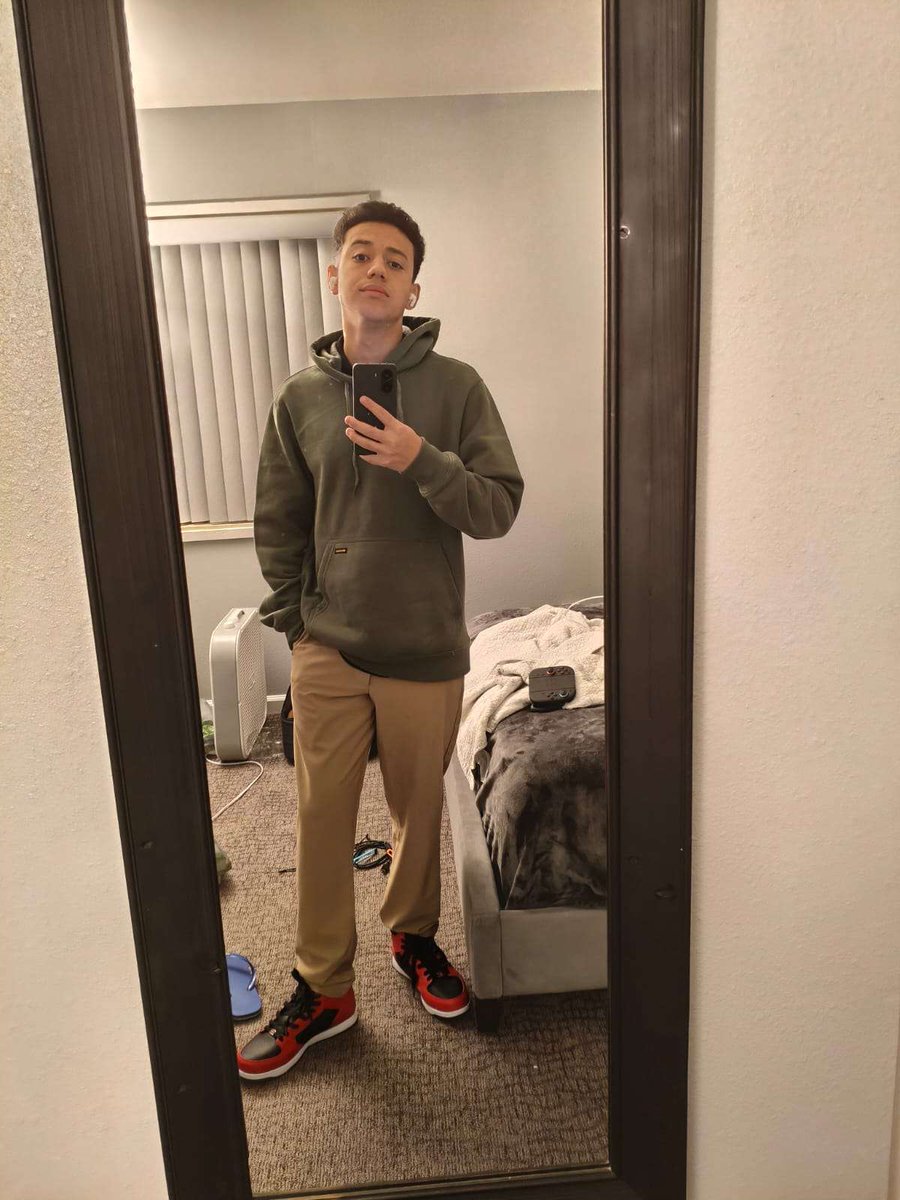 DUGAM3SS's tweet image. Rapaziada meu amigo tá encalhado não consegue achar ninguém, então eu e uma rapaziada resolvemos ajudar ele, pra quem tem interesse em se relacionar com nosso amigo complete o formulário, tamo junto 👨‍❤️‍👨👩‍❤️‍👩💓💕💘 (foto dele)👇
docs.google.com/forms/d/1GfwXA…