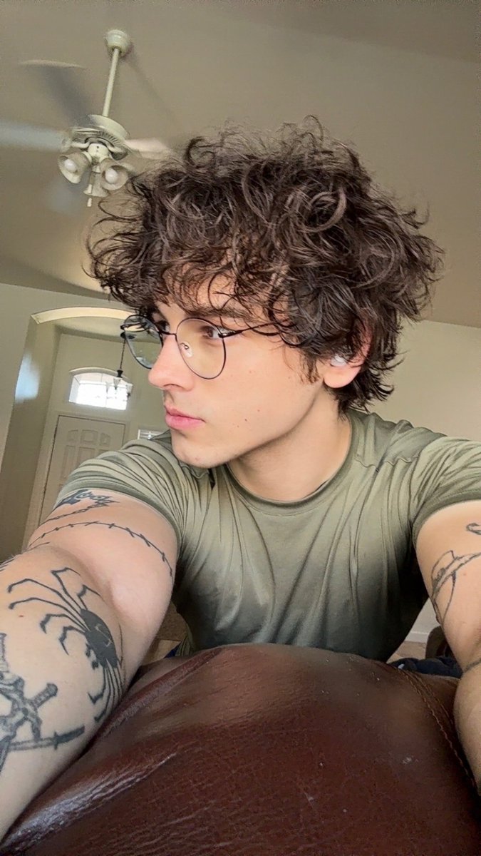 Me in my sexy little glasses 

Oh, btw new content posted you know where...but just in case you don't 😈🔽
beacons.ai/heyjojo