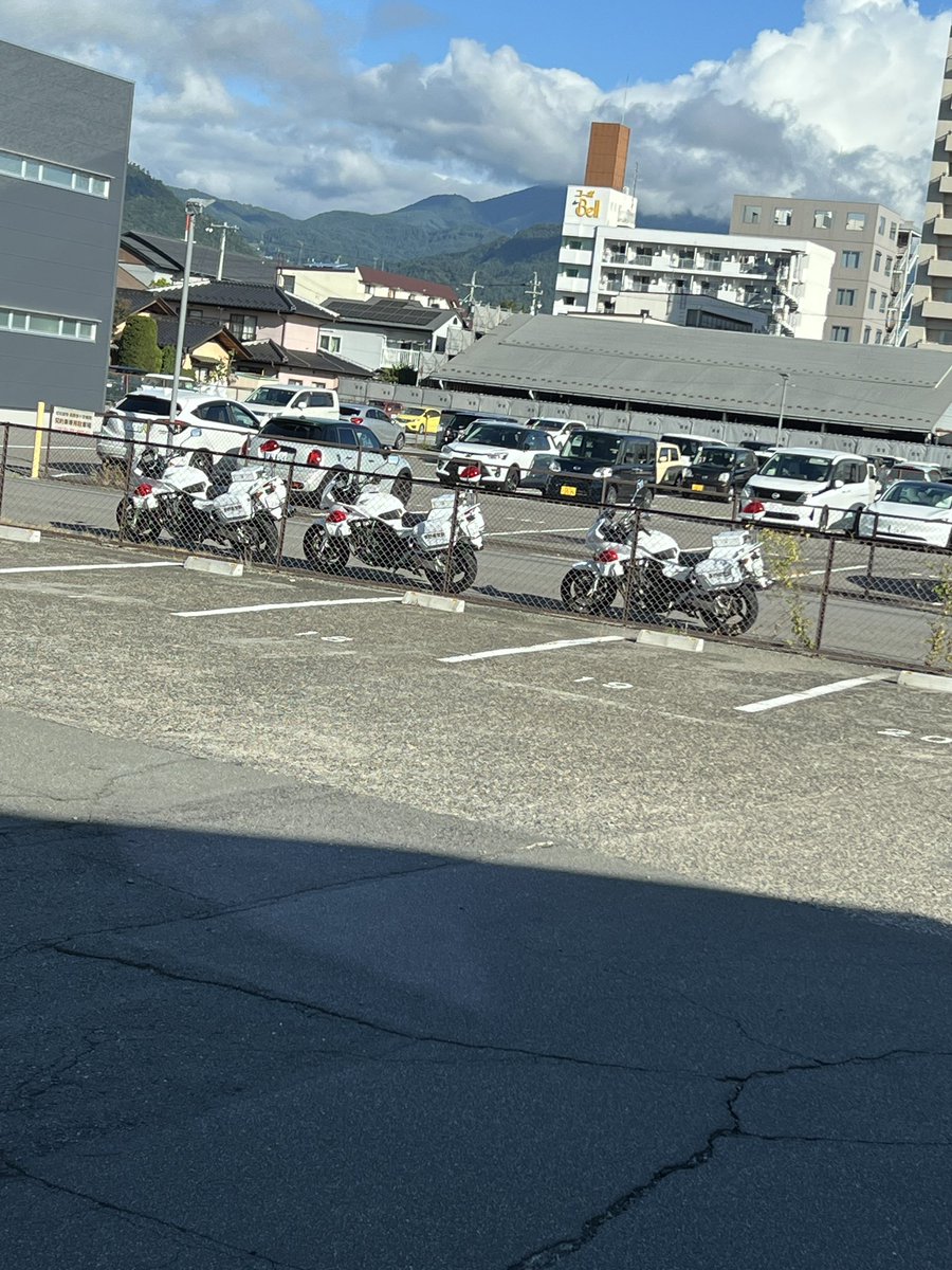 UHuLK3VytnFXJCs's tweet image. 白バイ祭り🤣🤣🤣

#交通取締り
#長野県警察
#CB1300P