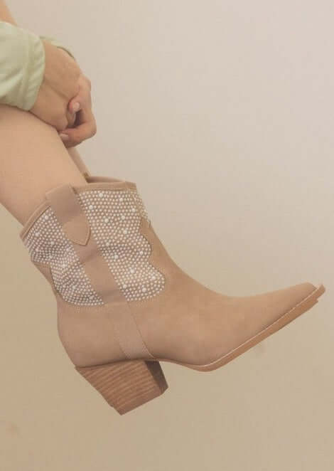 amomentofnow's tweet image. 🚀 New &amp;amp; Hot! OASIS SOCIETY Cannes - Pearl Studded Western Boots at $ 93.95 🚀 Limited stock 👉 shortlink.store/6fhnto4wpasi
#NewAndHot #FastSeller #StyleCrush #ShopIt