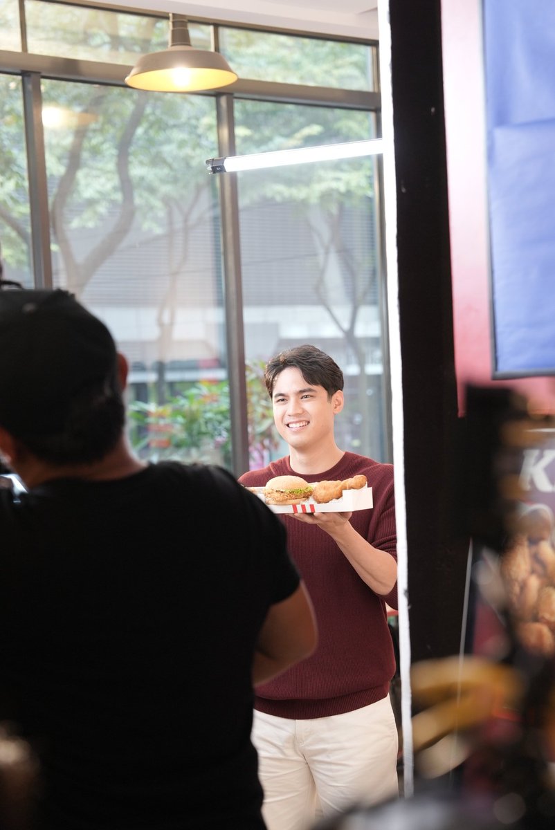 emiliobuddies_'s tweet image. Craving everything? Get it all in one bite with the KFC Zinger Fully Loaded Box! 🍗🔥 #FullyLoaded #ZingerFix

#EmilioDaezForKFC