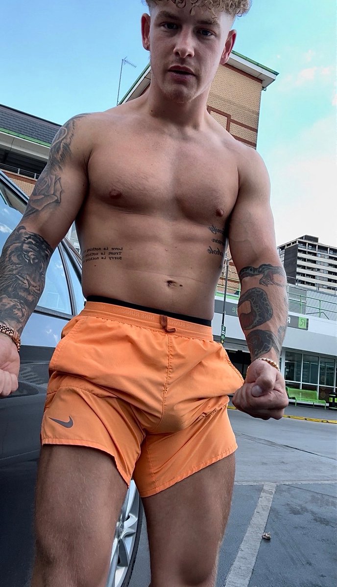 This pic of <a href="/Simpsonleetommy/">Tom simpson</a> is making me miss summer already 👀 #bulge #bulgespotter #bulgespotting #shortsbulge
