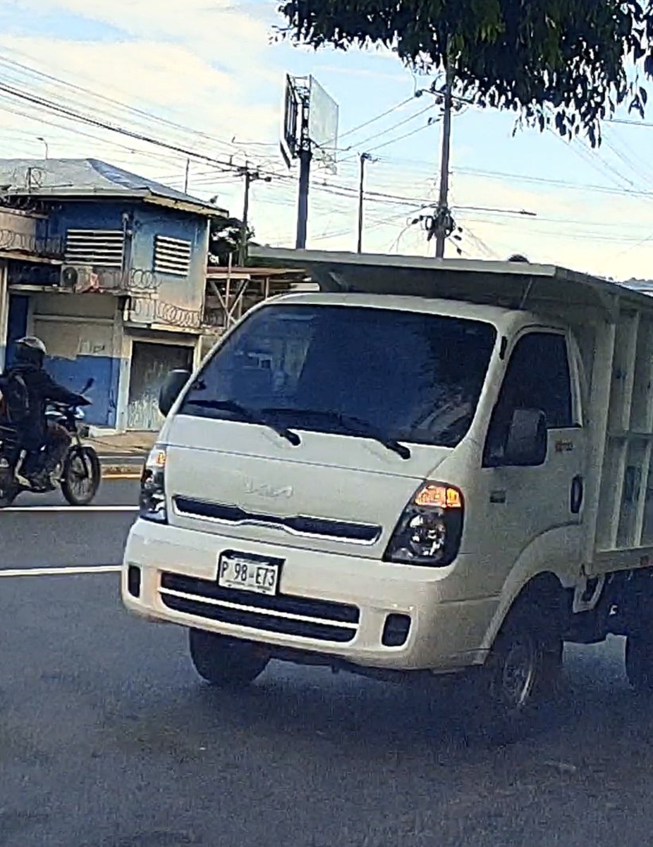 mefr63's tweet photo. @VMTElSalvador  @todomotorsv 
Vehículo en sentido contrario 25 ave sur incorporándose a calle antigua del ferrocarril https://t.co/jZXEKi57qt