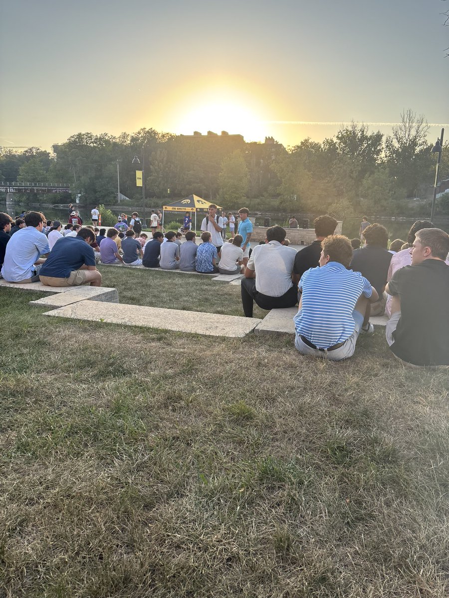 marlbaroenjoyer's tweet photo. Bid day is so Ferda. Straight chills. #ferda #nelk #fallrush https://t.co/3ZMYV6tNIY